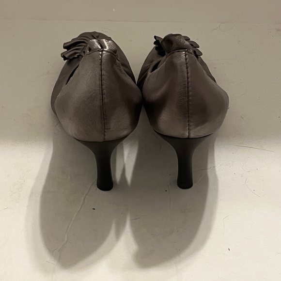 JEFFREY CAMPBELL | Women's Ruffle Pointed Toe Heels Metallic Size 8 - Picture 3 of 10